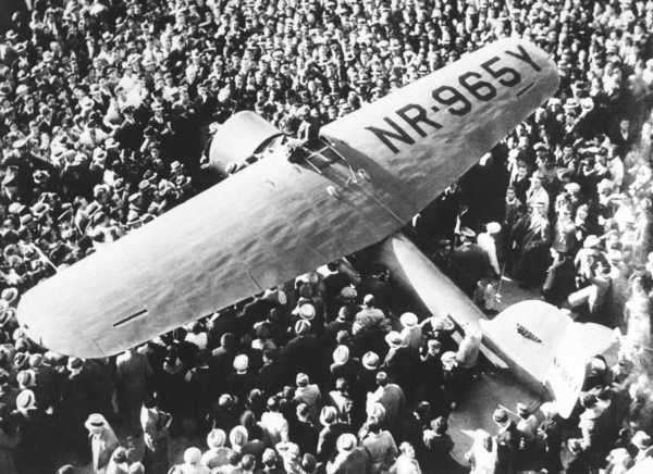 Crowds of spectators greet Amelia Earhart on her arrival at Oakland from Hawaii, 12 January 1935. (Associated Press)