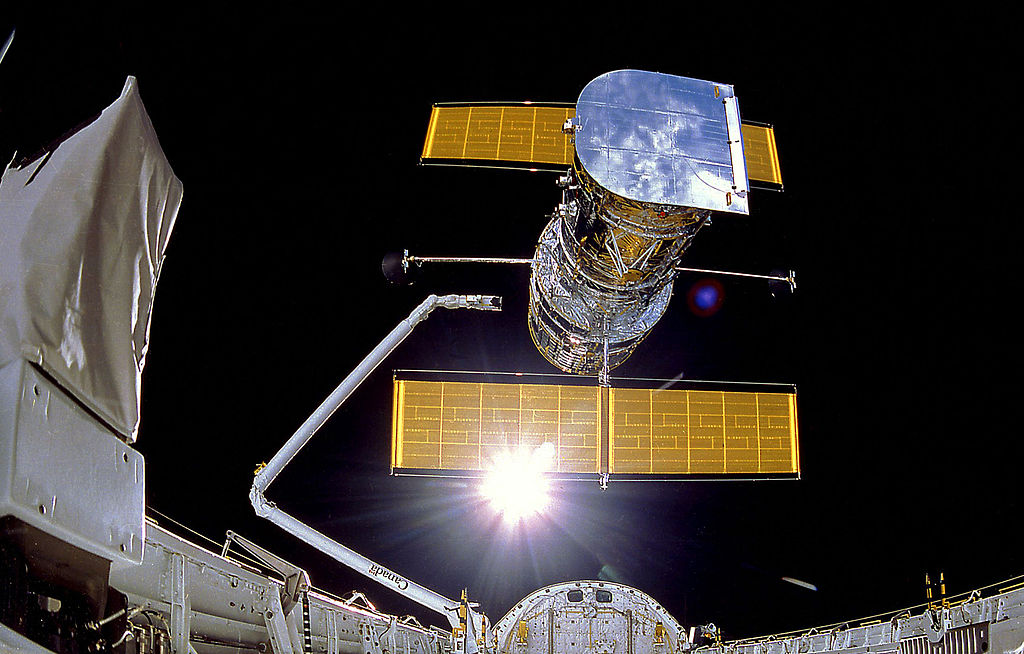 Hubble Space Telescope after release from Discovery, STS-31, 25 April 1990. (NASA)