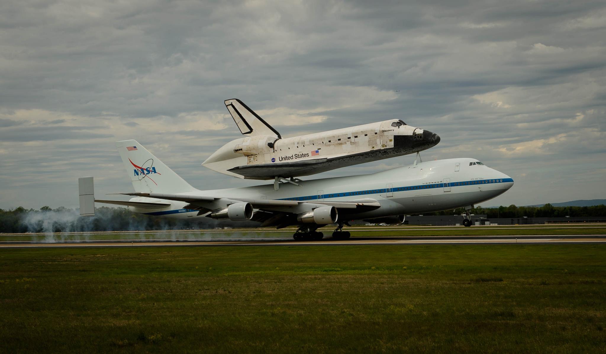 Discovery and NASA 905 land at Dulles International Airport, 17 April 2012. (NASA)
