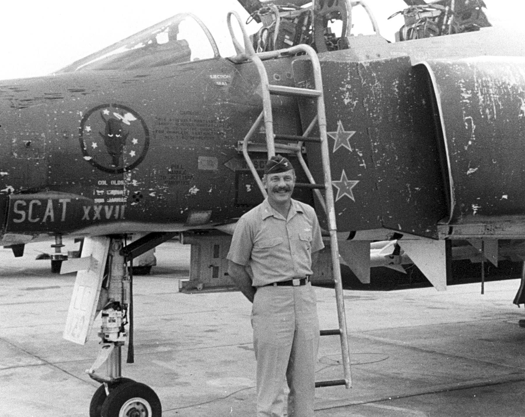 Coloenl Robin Olds, 8th Tactical Fighter Wing, with SCAT XXVII, his McDonnell F-4C-24-MC Phantom II, 64-0829, at Ubon Rachitani RTAFB, 1967. U.S. Air Force)