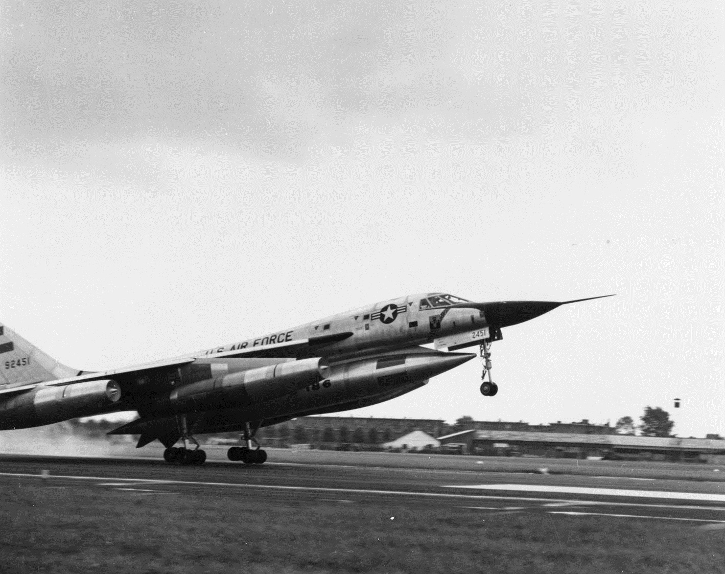 Convair B-58A-10-CF Hustler 59-2451, The Firefly, lands at le Bourget, Paris, after the record-setting transatlantic flight, 26 May 1961. (University of North Texas Libraries) 