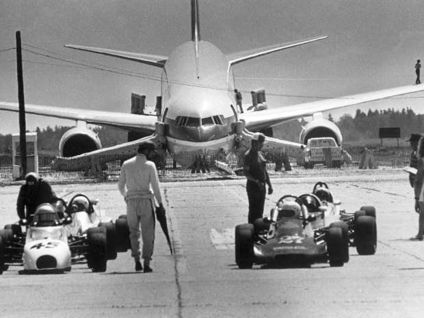 Air Canada Flight 143, a Boeing 767-200, C-GAUN, after emergency landing at Gimli, Manitoba, 23 July 1983. (Wayne Glowacki / Winnipeg Free Press)