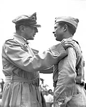 General Douglas MacArthur with Major Richard I. Bong.