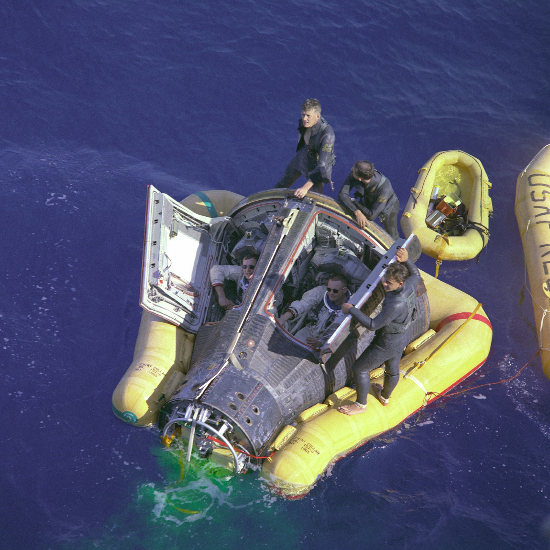 Astronauts David R. Scott, Pilot (left) and Neil A. Armstrong, Command Pilot (right) with U.S. Air Force pararescue jumpers at the end of the nearly disastrous Gemini 8 mission, 17 March 1966. (NASA)