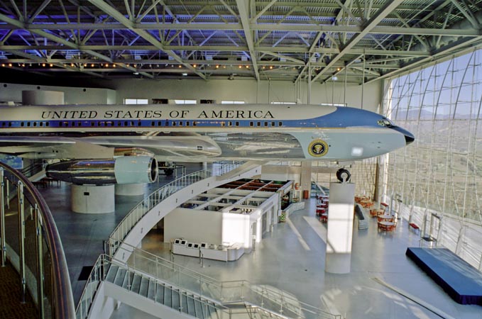 Air force one outlet hanger