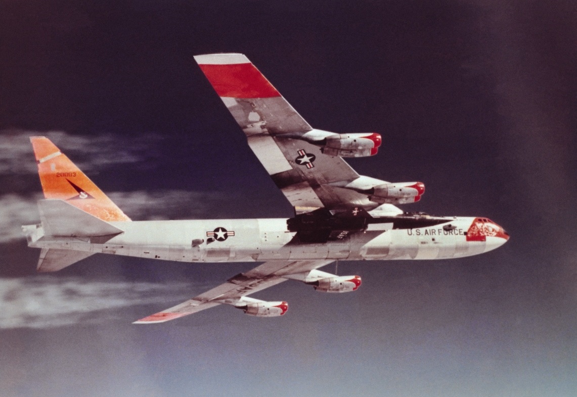 Boeing NB-52A Stratofortress 52-003 carries a North American Aviation X-15 piloted by Major Bob White. (NASA)