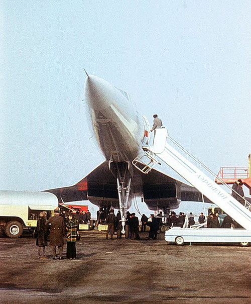 Passengers board Aeroflot's Tu-144S CCCP-77106, 1976. (© Valeriy A. Vladimirov)