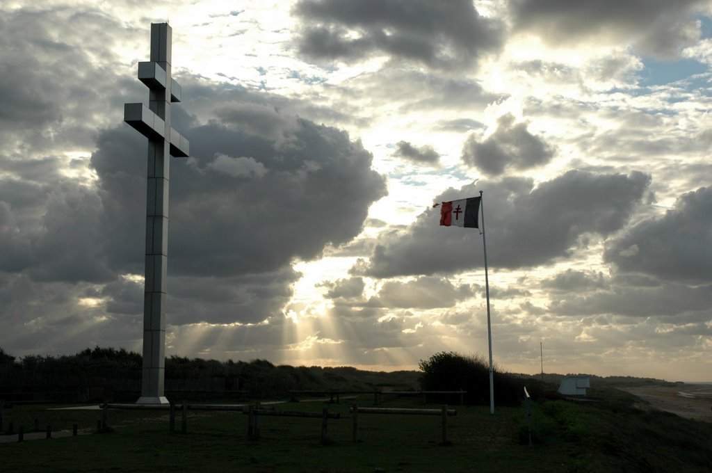 Cross of Lorraine and French flag on the beach at Berniéres-sur-Mer,  Normandie (Normandy), France Stock Photo - Alamy