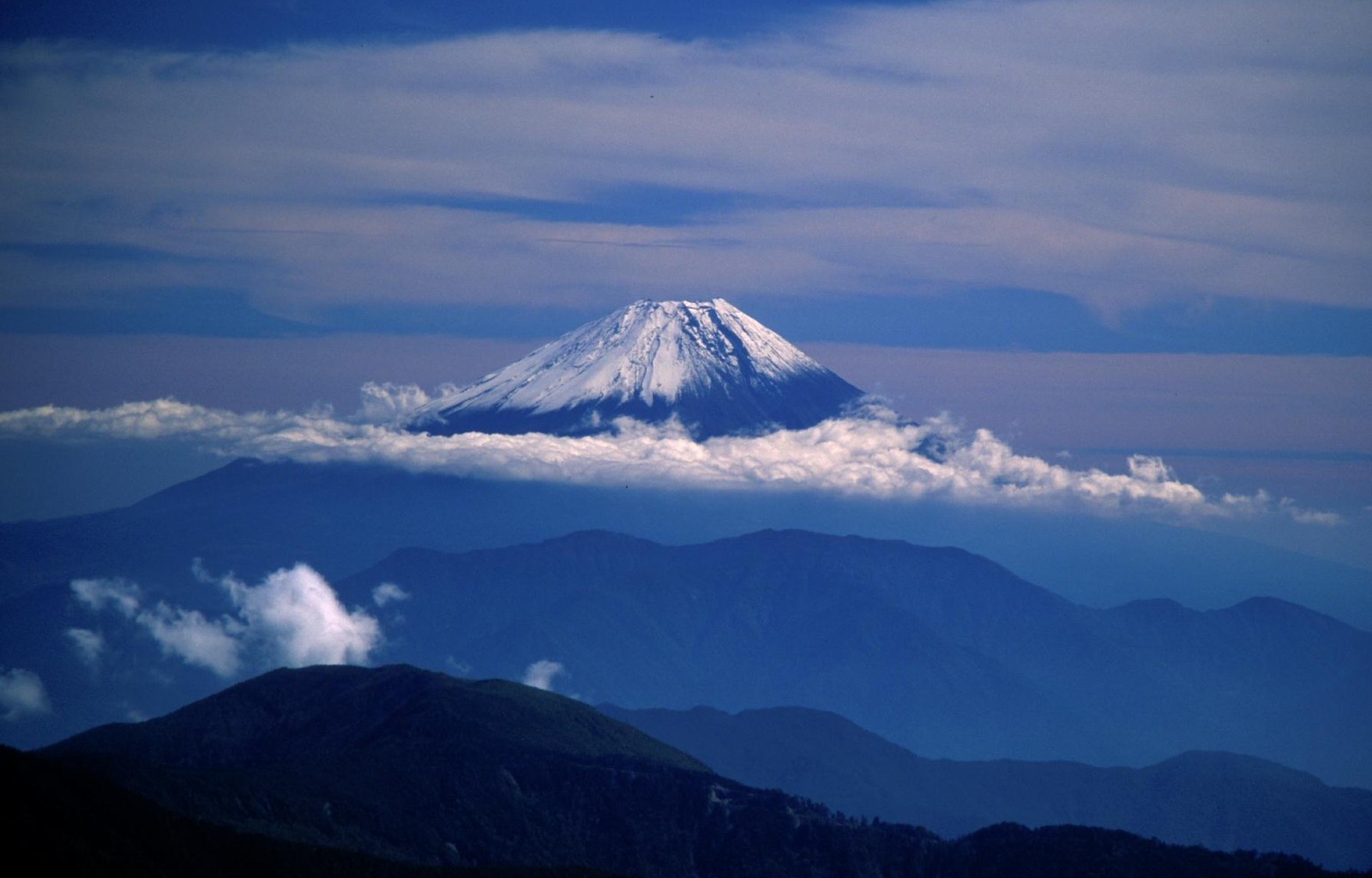Mount Fujiyama, an active stratovolcano, i steh tallest mountain in Japan, at 12,389 feet (3,776.24 meters). It i sapproximately 62 miles (100 kilometers) southwest of Tokyo on the island of Hinshu.