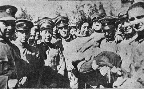 Adrienne Bolland is greeted on her arrival at Santaigo, Chile, 1 April 1921.