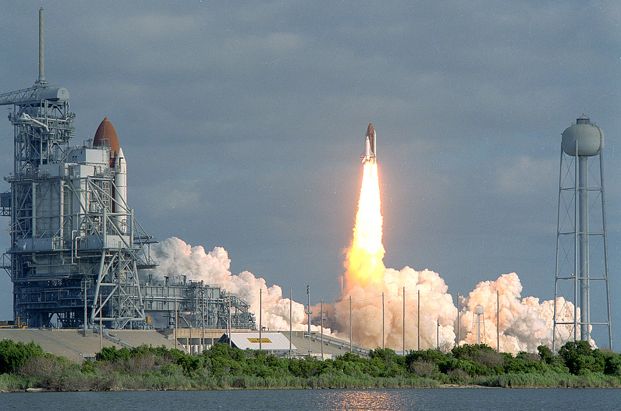 Discovery (STS-31) lifts off Pad 39B with the Hubble Space Telescope. Sister ship Columbia waits on Pad 39A. (NASA)