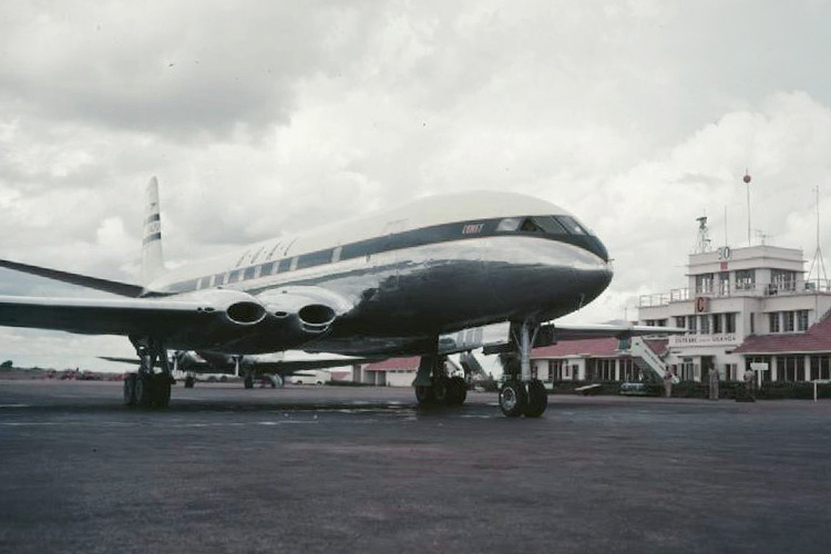 A BOAC de Havilland Comet jet airliner, en route to Johannesburg from London, breaks its journey at Entebbe Airport, Uganda, 1952. (Ministry of Information official photographer)