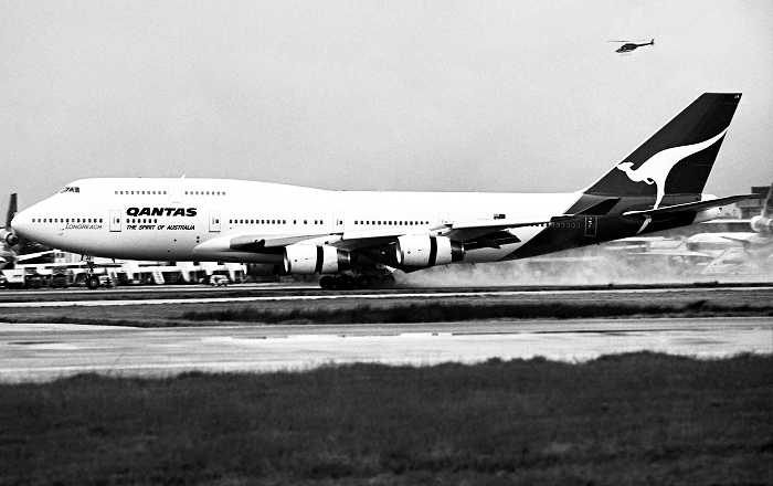 City of Canberra, Qantas' first Boeing 747-400-series airliner, touches down at Sydney Airport, 2:19 p.m., local, 17 August 1989. (Qantas Heritage Collection)