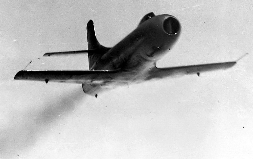 Douglas D-558-I Skystreak Bu. No. 37970 makes a pass over the 3 kilometer course on Muroc Dry Lake. (U.S. Navy) 