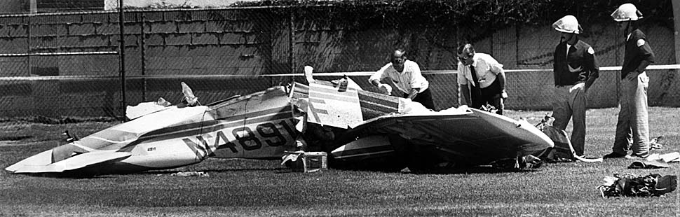 Piper Archer PA-28-121 N4891F wreckage, 31 August 1981. (Thomas Kelsey, Los Angeles Times) 