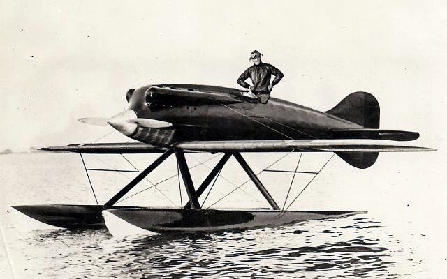 Major Mario de Bernardi with his record-setting Macchi M.39, 1926.