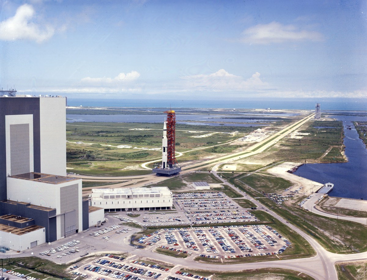 Saturn V SA-506 traveles the 3.5 mile "crawlerway" from the Vehicle Assembly Building to Launch Complex 39A, 20 May 1969. (NASA)