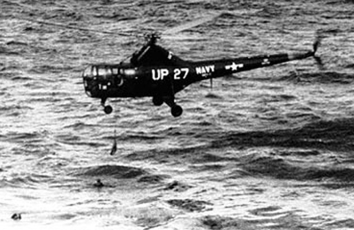 A U.S. Navy Sikorsky HO3S-1, possibly Bu. No. 122715, rescues a downed flyer from Wonson Harbor, 1951. (Sikorsky Historical Archives)