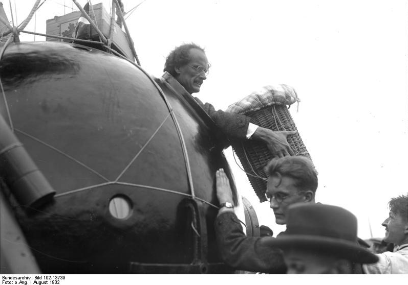 Auguste Piccard loads supplies aboard the gondola of his balloon, 18 August 1932. Aktuelle-Bilder-Centrale, Georg Pahl (Bild 102)