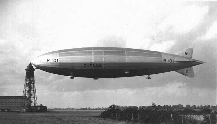 Rigid Airship R101, G-FAAW, at mooring mast. (The Airship Heritage Trust)