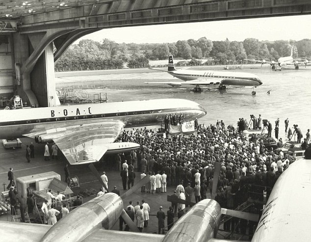 The first two de Havilland DH.106 Comet 4 airliners are delivered to BOAC at Heathrow, 30 September 1958. (Daily Mail Online)