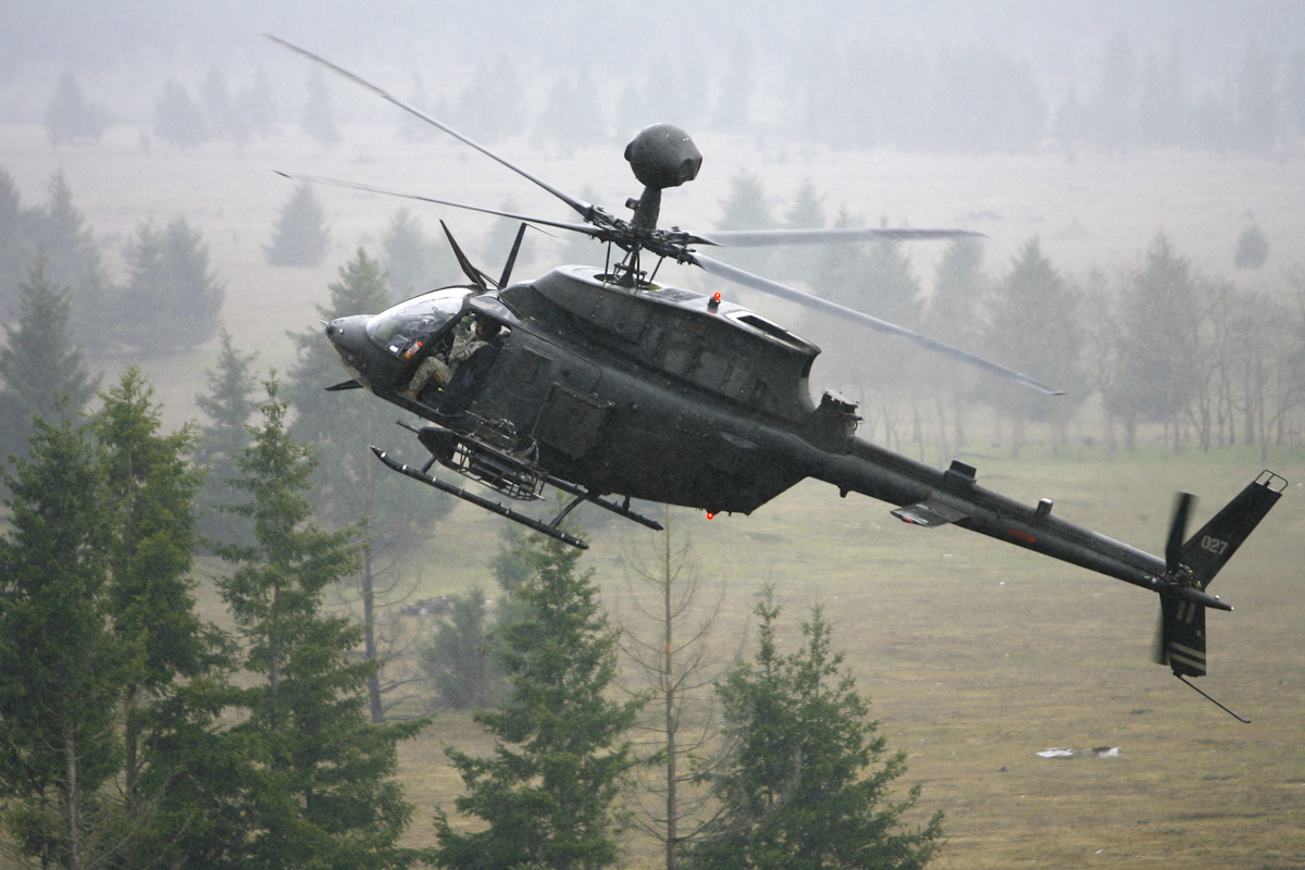 An OH-58D Kiowa decelerates as it approaches trees at Fort Lewis, Washington.( U.S. Army)