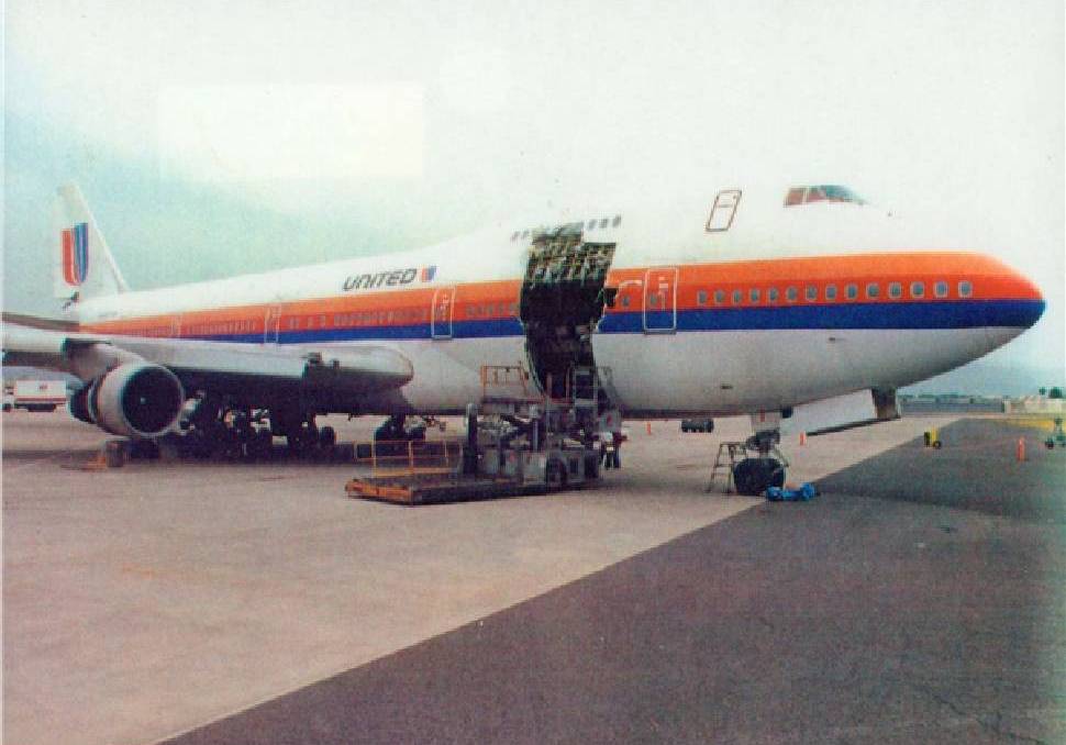 A surprisingly poor quality image showing teh damage to Boeing 747 N4713U resulting from the failure of the cargo door. (Unattributed)
