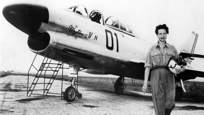 Jacqueline Auriol devant le Mystère IV, en juillet 1955. L'avion a servi de modèle au collier vendu aux enchères mardi 13 mai 2014 à Genève. [AP Photo/Str - Keystone] 