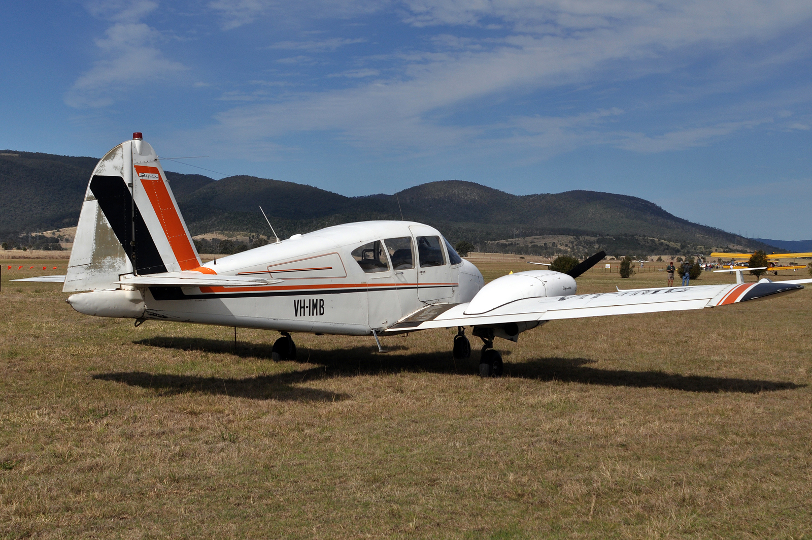 Piper PA-23-160 Apache H VH-IMB. (Robert Frola via Wikipedia)