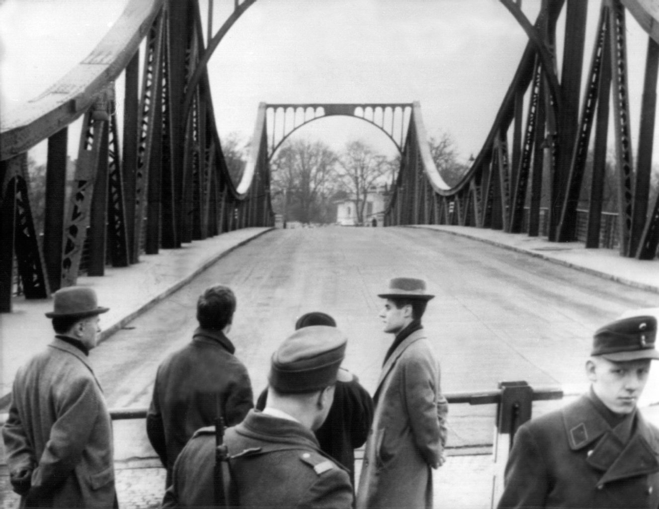 Blick am 10.02.1962 uber den Schlagbaum auf Westberliner Seite auf die Glienicker Brucke in Berlin. (Berliner Kurier)