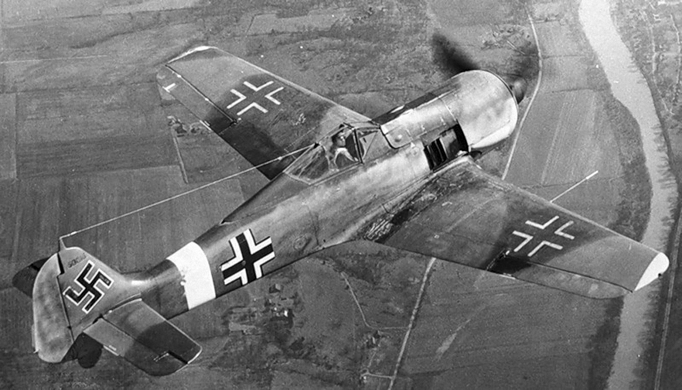 Focke-Wulf-Fw-190-WNr-50046-in-flight-01