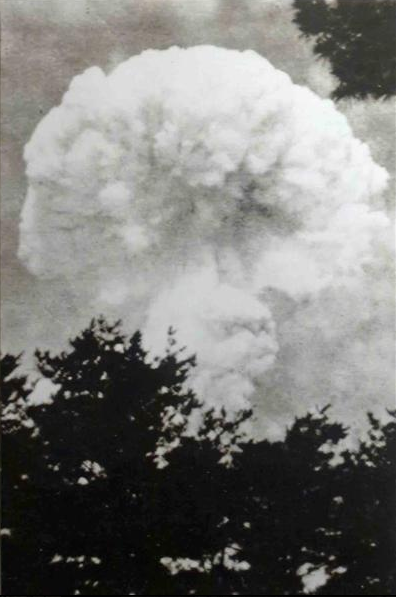 The mushroom cloud rises over Hiroshima, Japan, 2–3 minutes after detonation. Photographed 6,500 meters from hypocenter (Seizo Yamada)