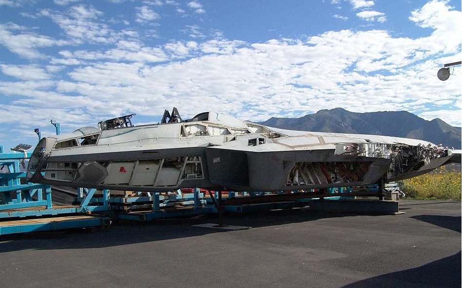 The stripped air frame of 91-4001 at Hill AFB, Utah. (f-16.net)