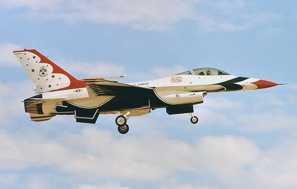 Thunderbird Six, an F-16C, 87-0327, seen in February 2001. (F-16.net)