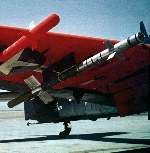 XAAM-N-7 Sidewinder mounted under the right wing of Douglas AD-4 Skyraider Bu. No. 123920 (U.S. Navy)