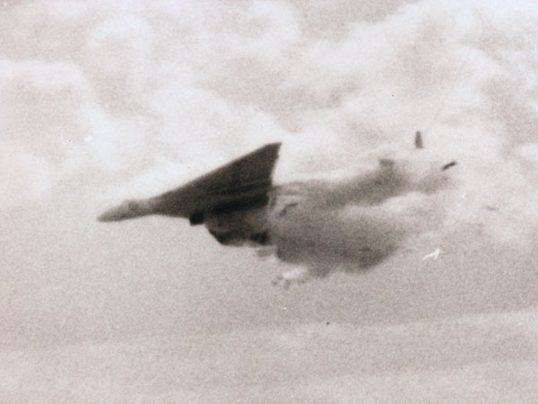 The right wing of Avro Vulcan VX770 disintegrates.