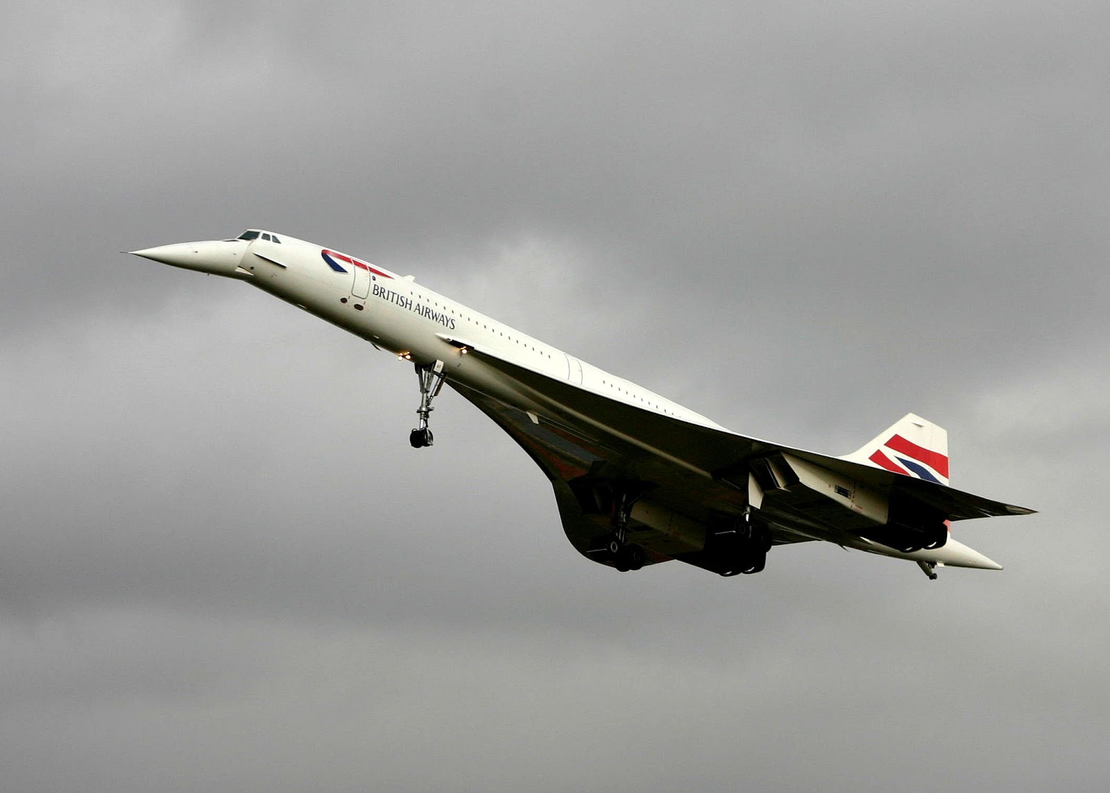Concorde G-BOAF, the last Concorde to be built, makes its final landing, 26 November 2003. (photosreunited.blogspot.com)