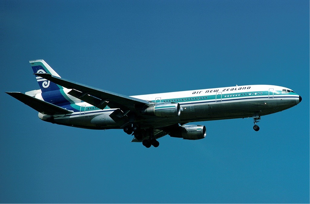 Air New Zealand McDonnell Douglas DC-10-30 ZK-NZP at London Heathrow Airport, July 1977. (Eduard Marmet via Wikipedia)