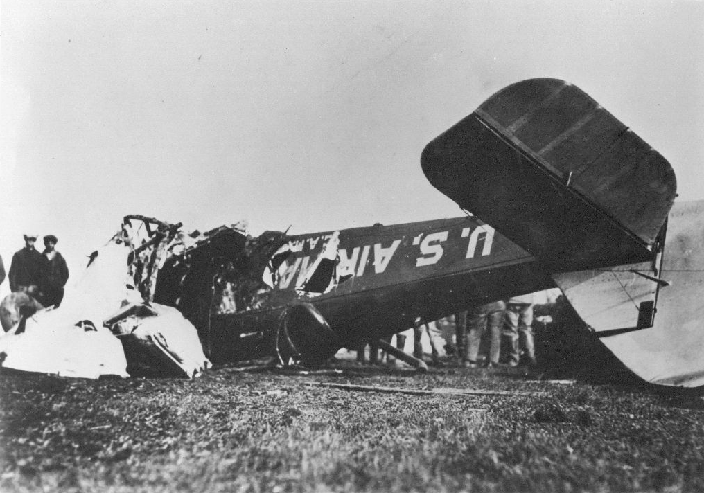 Wreck of Robertson Aircraft Corporation's de Havilland DH-4, Number 109. (San Diego Air and Space Museum Archives)