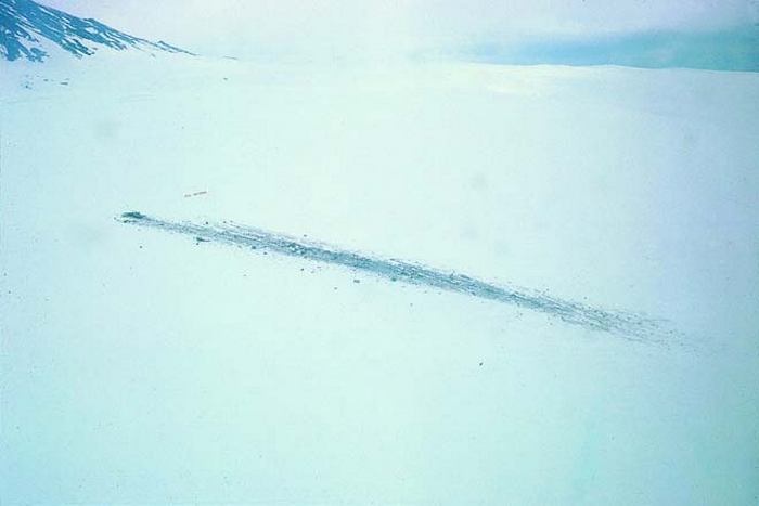 Crash site of Air new Zealand Flight 910 on teh slopes of Mount Erebus, Antarctica. (Bereau d'Archives des Accidents d'Avions)