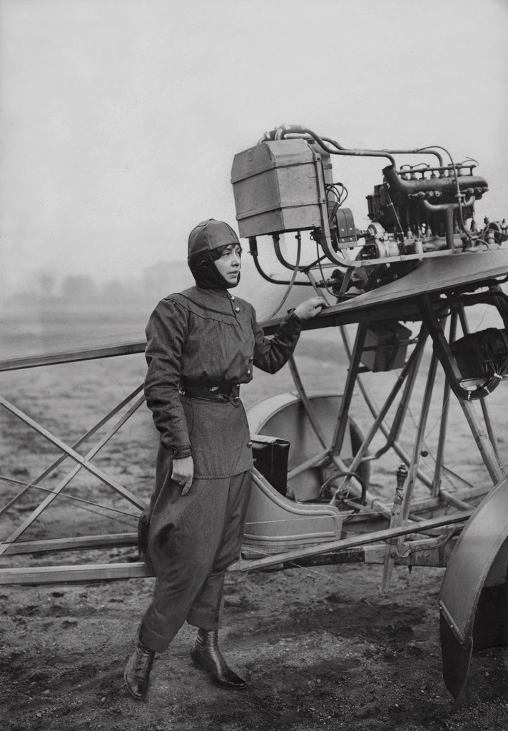  Mlle Hélène Dutrieu with a Santos-Dumont Damoiselle, just before her first flight, 1908. (Unattributed) 