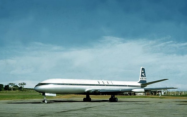 De Havilland DH.106 Comet 3 G-ANLO, left quarter, at Entebbe Airport, Uganda, 1955. (Dphne Seager)