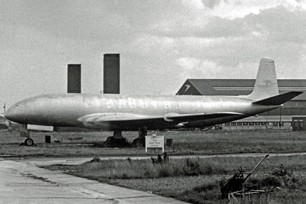 BOAC's DH.106 Comet I G-ALYW in long term storage at Heathrow, 12 September 1954. (RuthAS via Wikipedia)