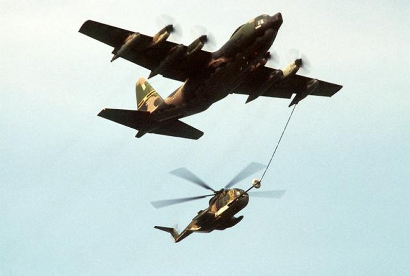 A Sikorsky HH-3E Jolly Green Giant refuels in flight from a Lockheed MC-130 Combat Talon. (U.S. Air Force)