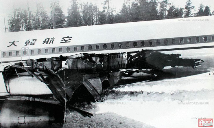 Damage to teh fuselage of Boeing 707 (www.autoreview.ru)