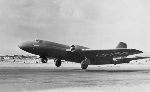Canberra VN799 at Farnborough Air Show, 1949. Note the squared-off vertical fin. (Ed Coates Collection)