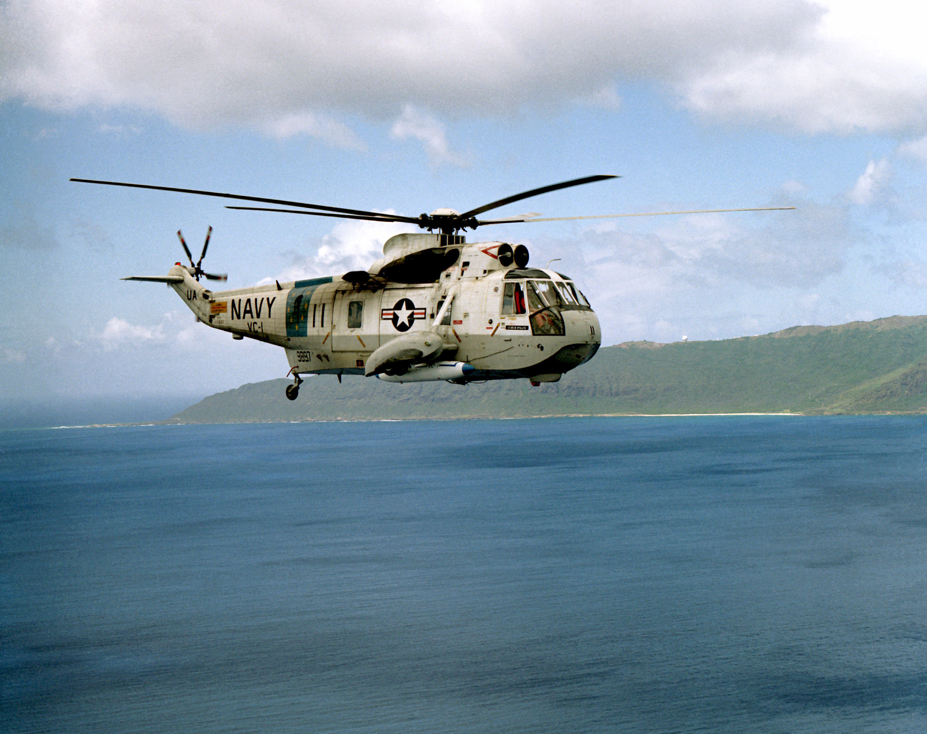 A U.S. Navy Sikorsky SH-3A Sea King (S-61), Bu. No. 149867, near Oahu, Hawaiian Islands, 5 April 1976. (PH2 (AC) Westhusing, U.S. Navy)