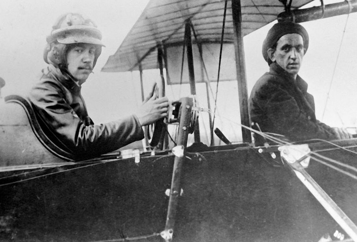 Airplane pilot Igor Sikorsky with a passenger. (RIA Novosti)