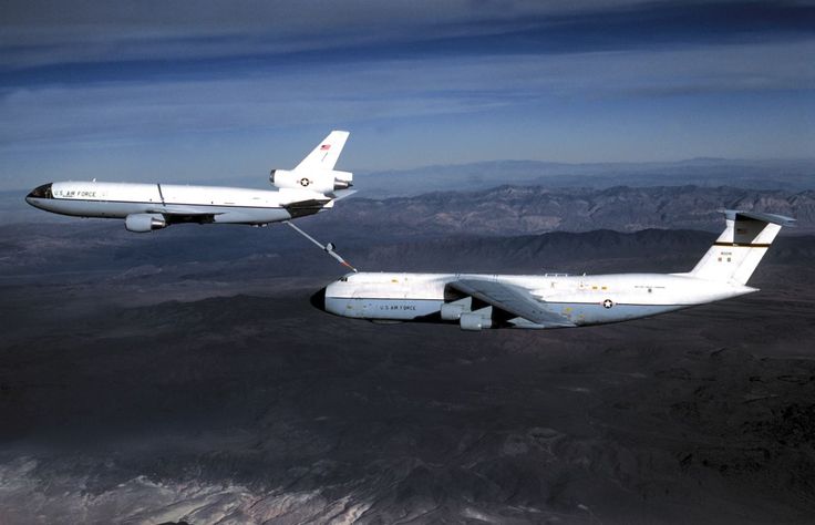 A McDonnell Douglas KC-10 Extender refuels a Lockheed C-5A Galaxy. (U.S. Air Force)