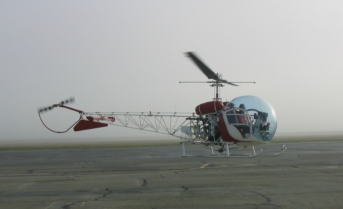 This photograph of a Bell 47 presents a good view of the stabilizer bar, pitch links and hydraulic dampers.